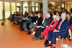 Festsaal mit voll besetzten Stuhlreihen.